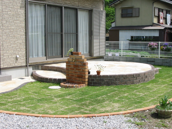 芝生と石張りのテラス　近江八幡市Ｎ様邸