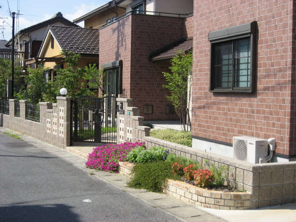 花壇と門まわり　湖南市Ａ様邸
