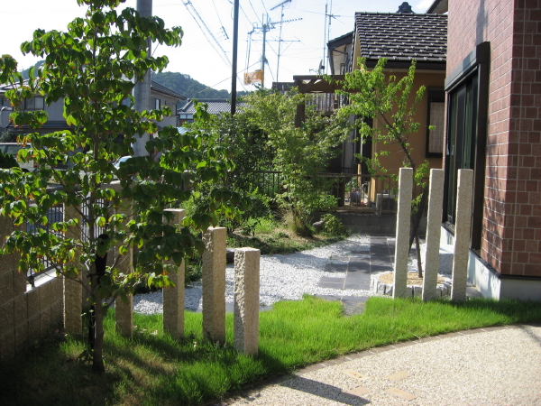 和室前の庭を眺める　湖南市Ａ様邸