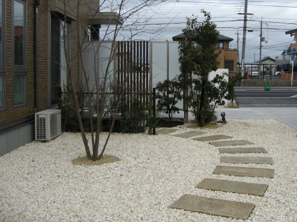 アールに並べた板石　草津市Ｉ様邸