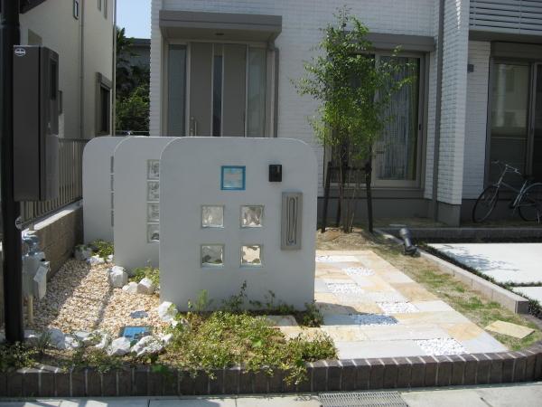 白の外壁に白の塗り壁門柱　守山市Ｈ様邸