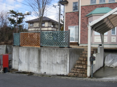 リフォーム前　Ｌ型擁壁とアプローチ階段　竜王町Ｍ様邸
